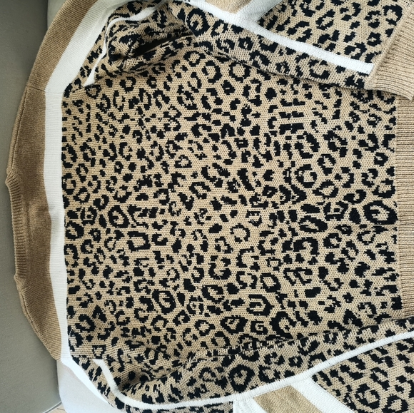 Sweater leopard print. - Picture 5 of 7